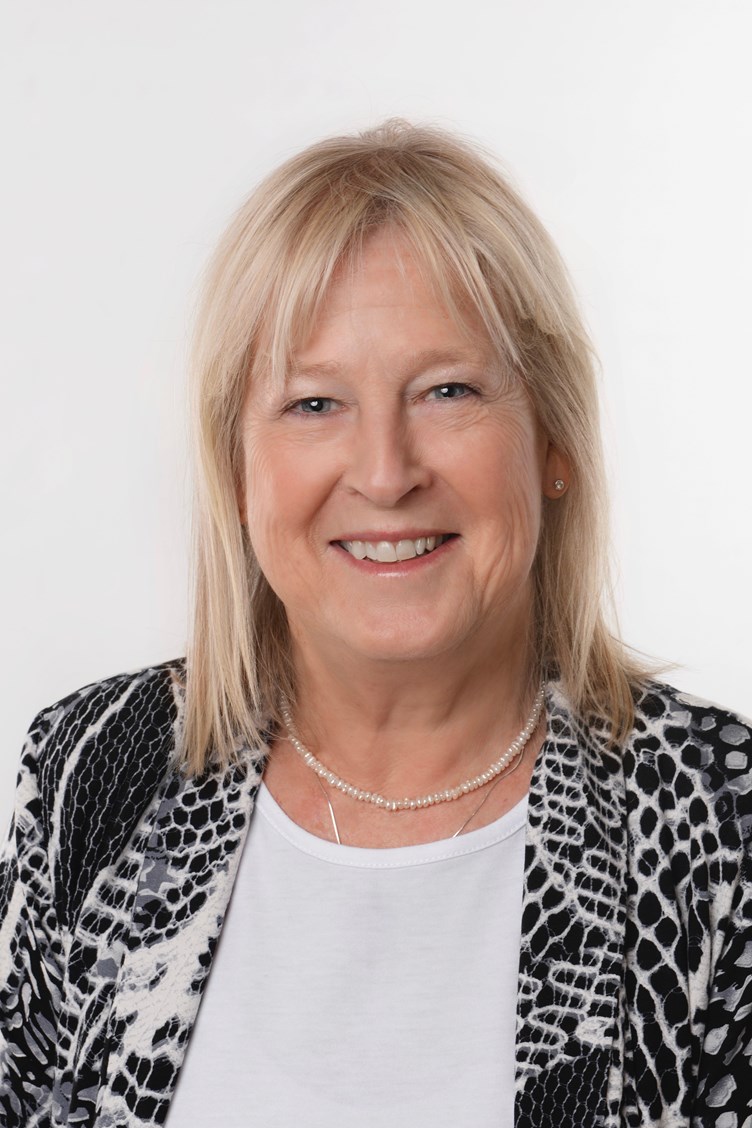 Sandi Procter headshot